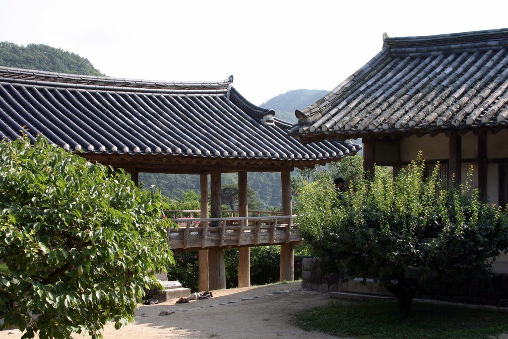 병산서원 만대루 — 기둥 사이로 강과 산이 한 폭씩 들어와 일곱 폭 병풍처럼 펼쳐진다