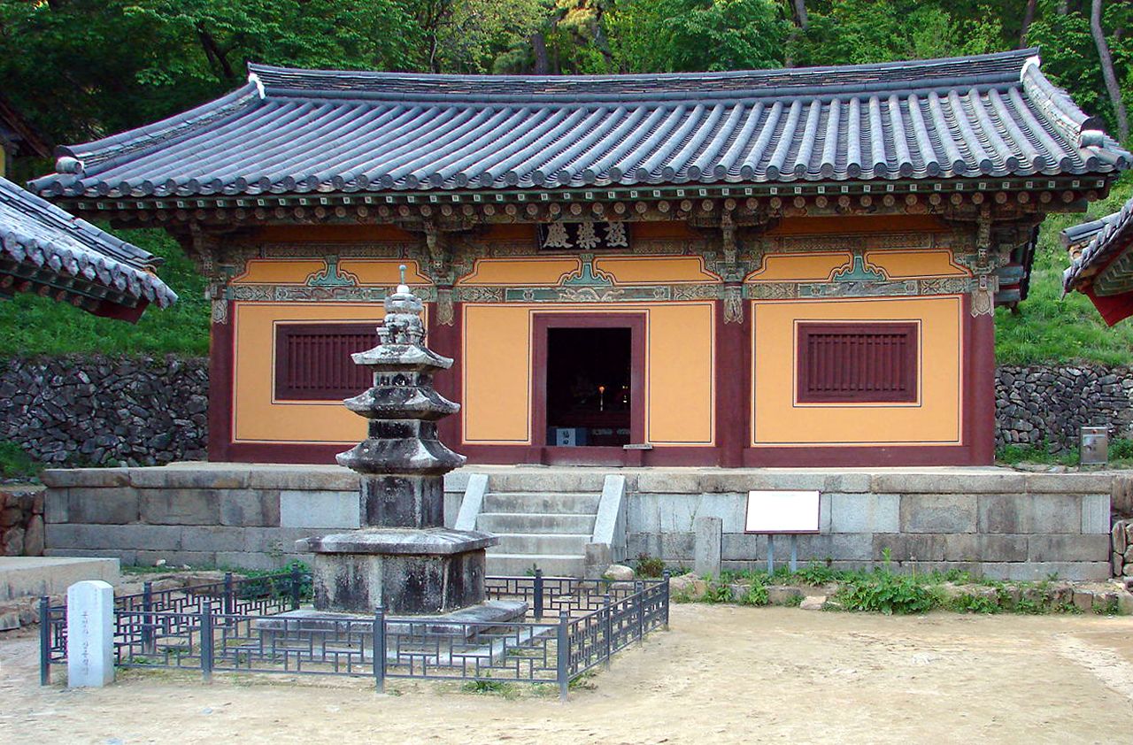 봉정사 극락전 — 우리나라에서 가장 오래된 목조 건물 가운데 하나로 꼽힌다