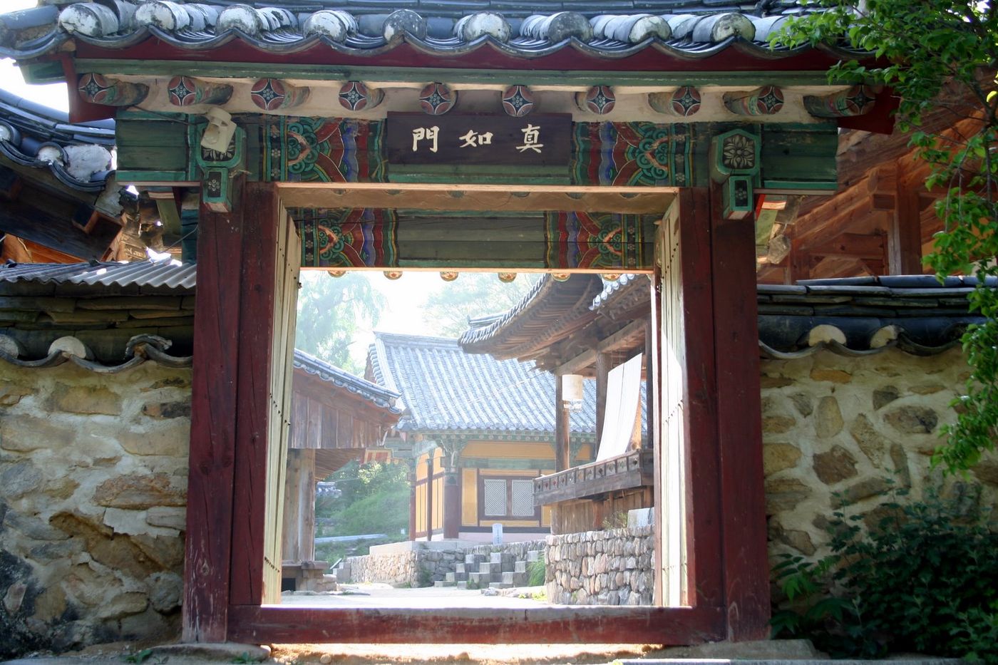 봉정사 진여문 — 문 너머로 단정한 산사의 가람이 들여다보인다