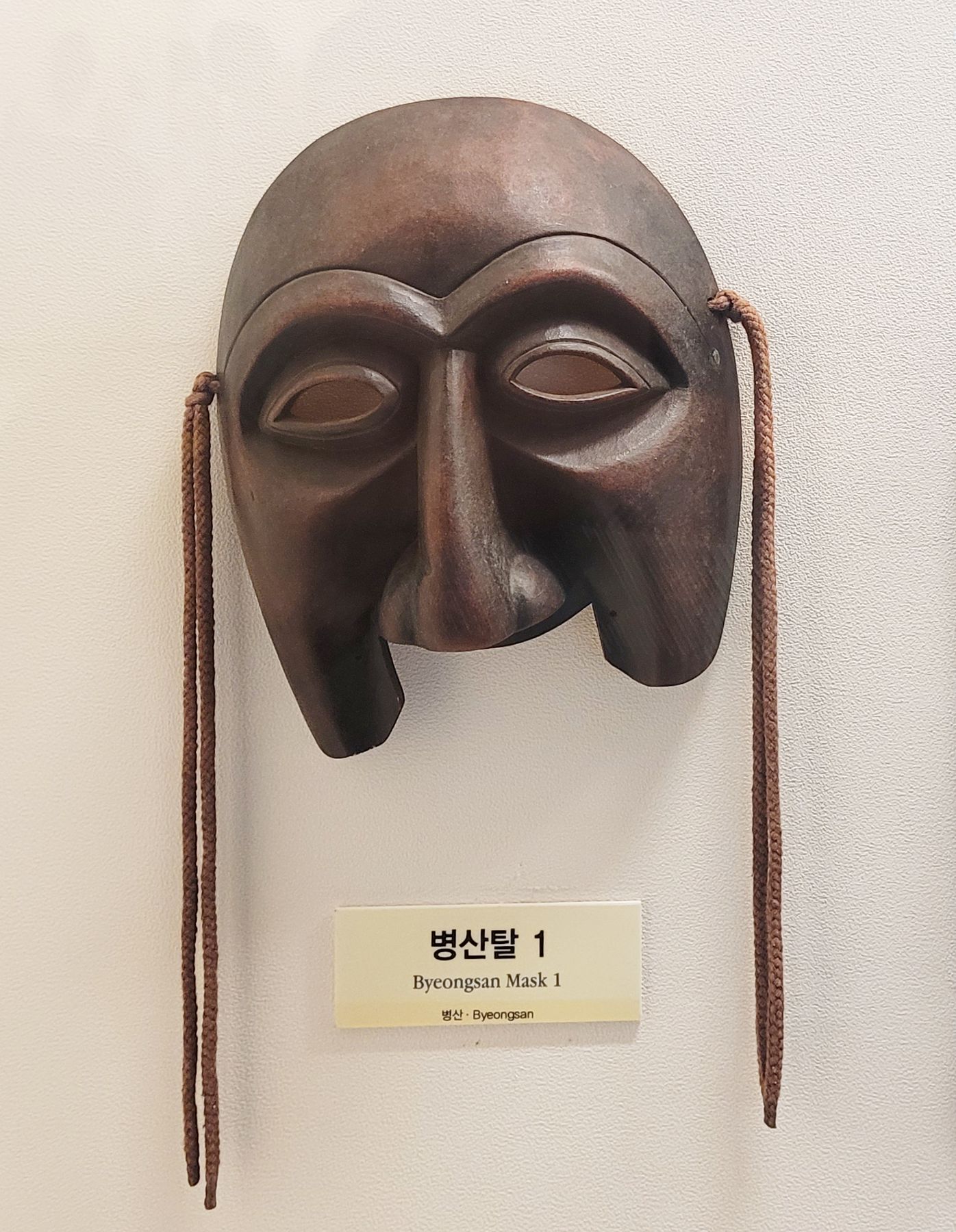 탈박물관에 걸린 병산탈 — 나무를 깎아 인간의 희로애락을 담은 솜씨를 가까이서 볼 수 있다