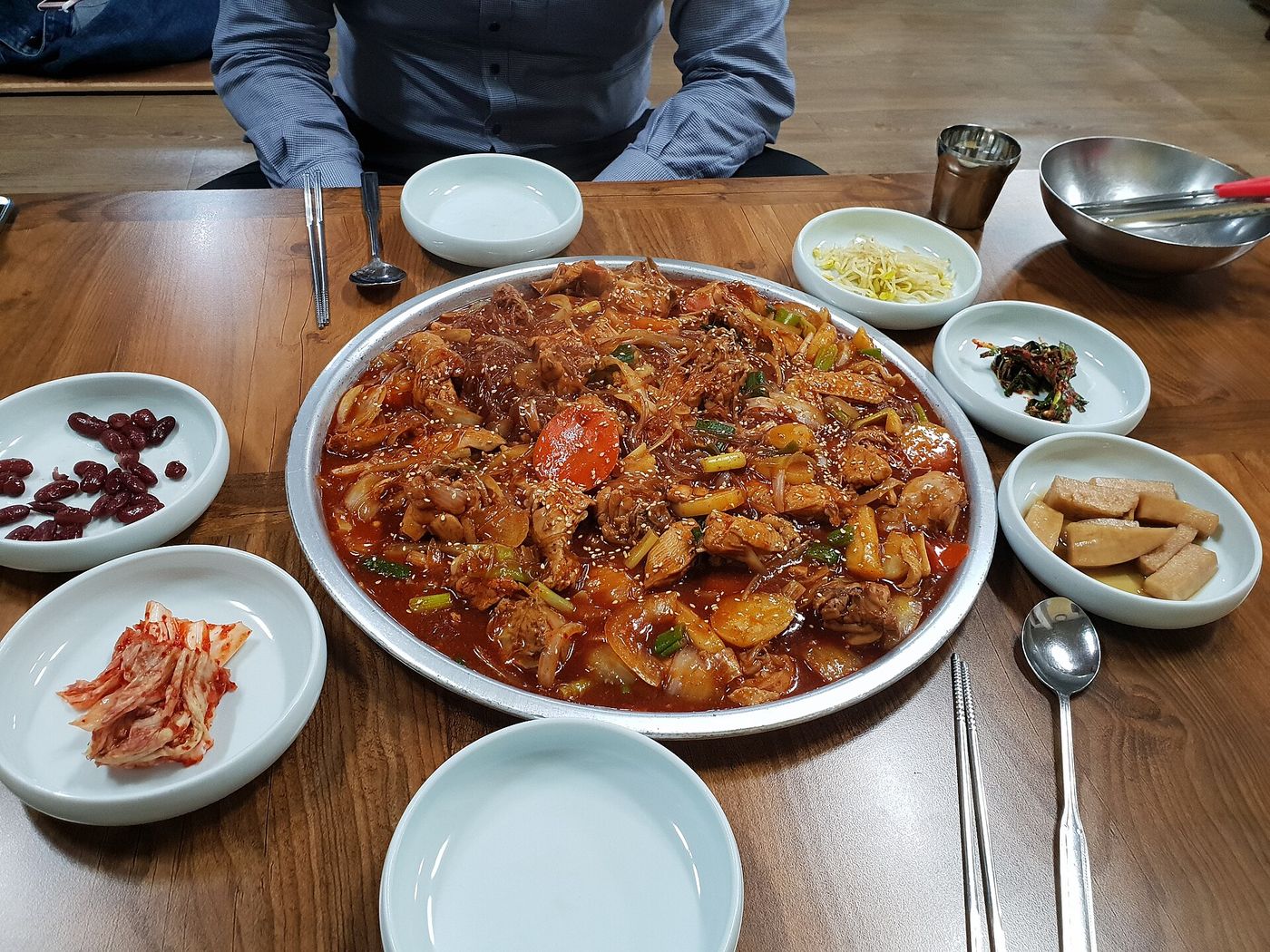 당면을 듬뿍 넣어 큰 접시에 낸 안동찜닭 한 상 — 반찬을 곁들여 여럿이 나눈다