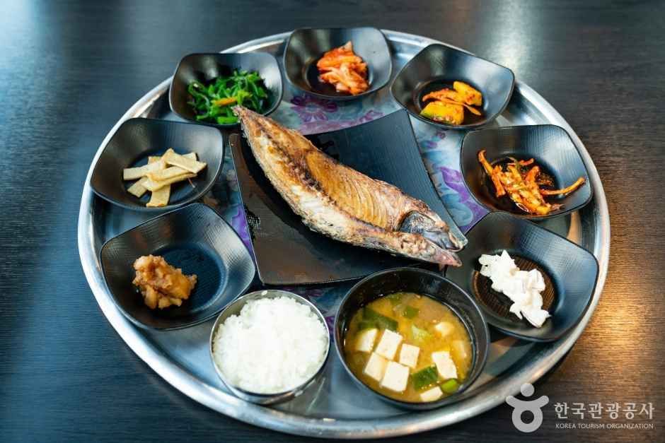 안동 간고등어 정식 — 노릇하게 구운 간고등어에 정갈한 반찬 한 상