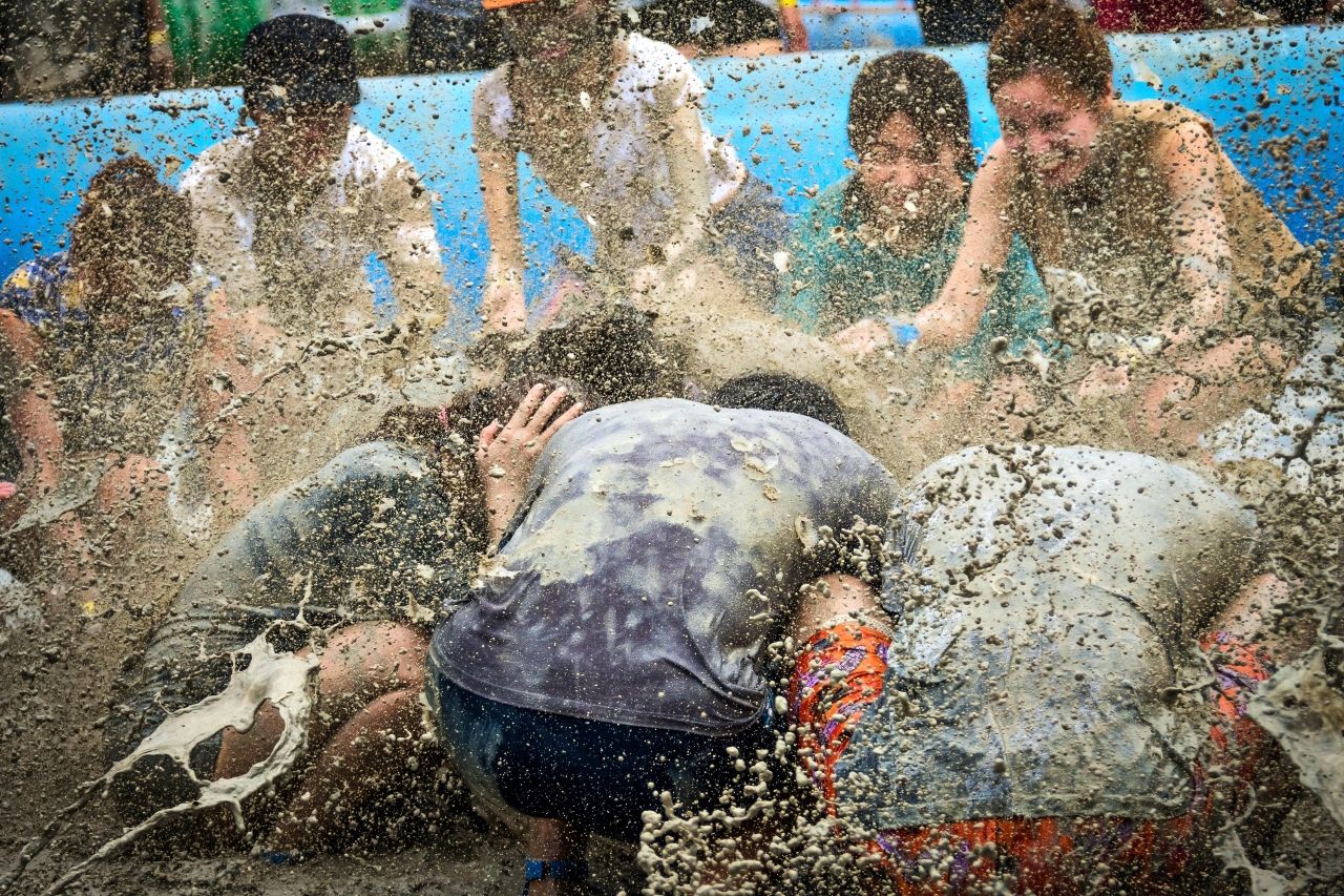 온몸에 진흙을 바르고 즐기는 보령머드축제 — 한여름 대천해변을 가득 메운 열기