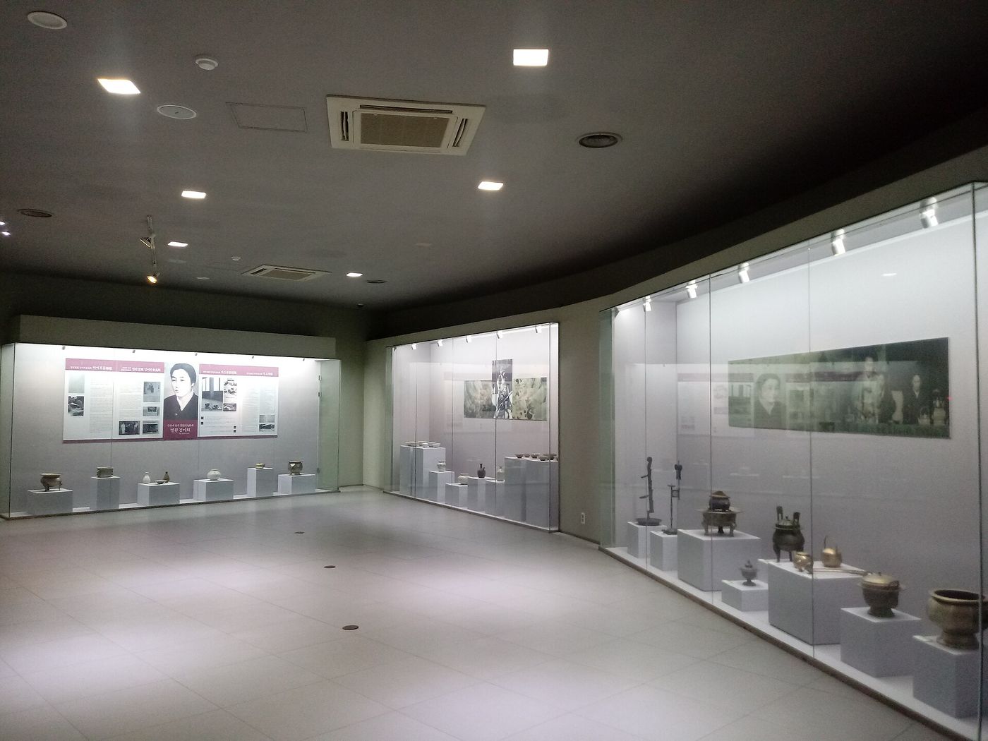 한국차박물관 전시실 — 보성의 차 문화와 옛 다구를 모아 보여 주는 차의 고장다운 공간