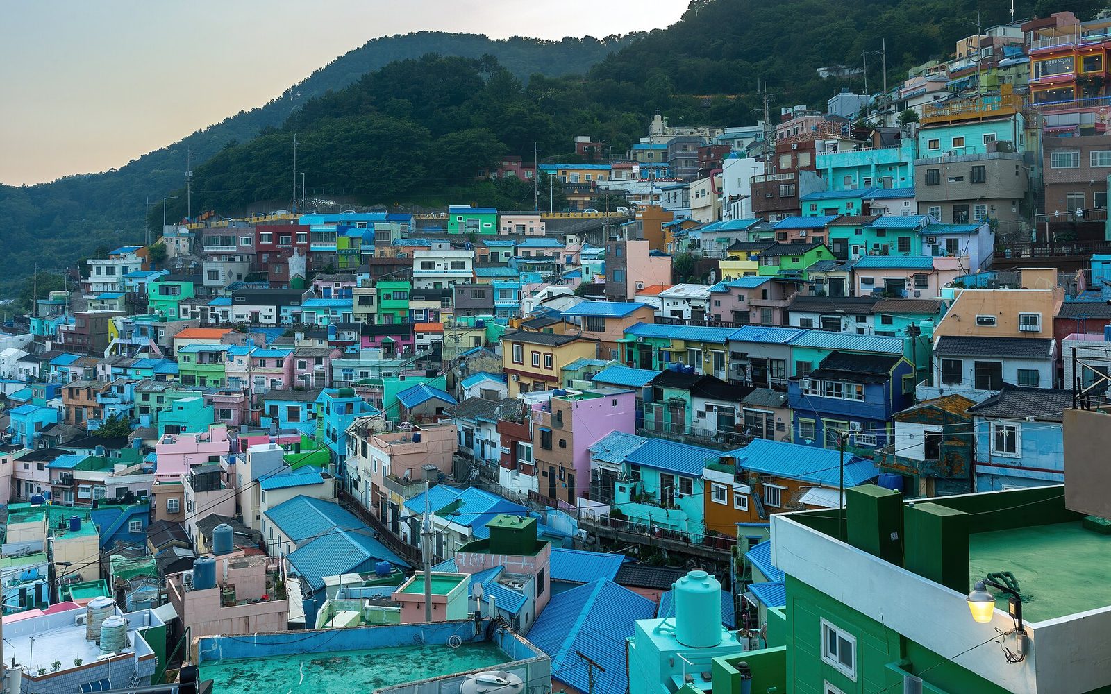 감천문화마을 — 산비탈을 따라 색색의 집이 계단처럼 들어선 동네
