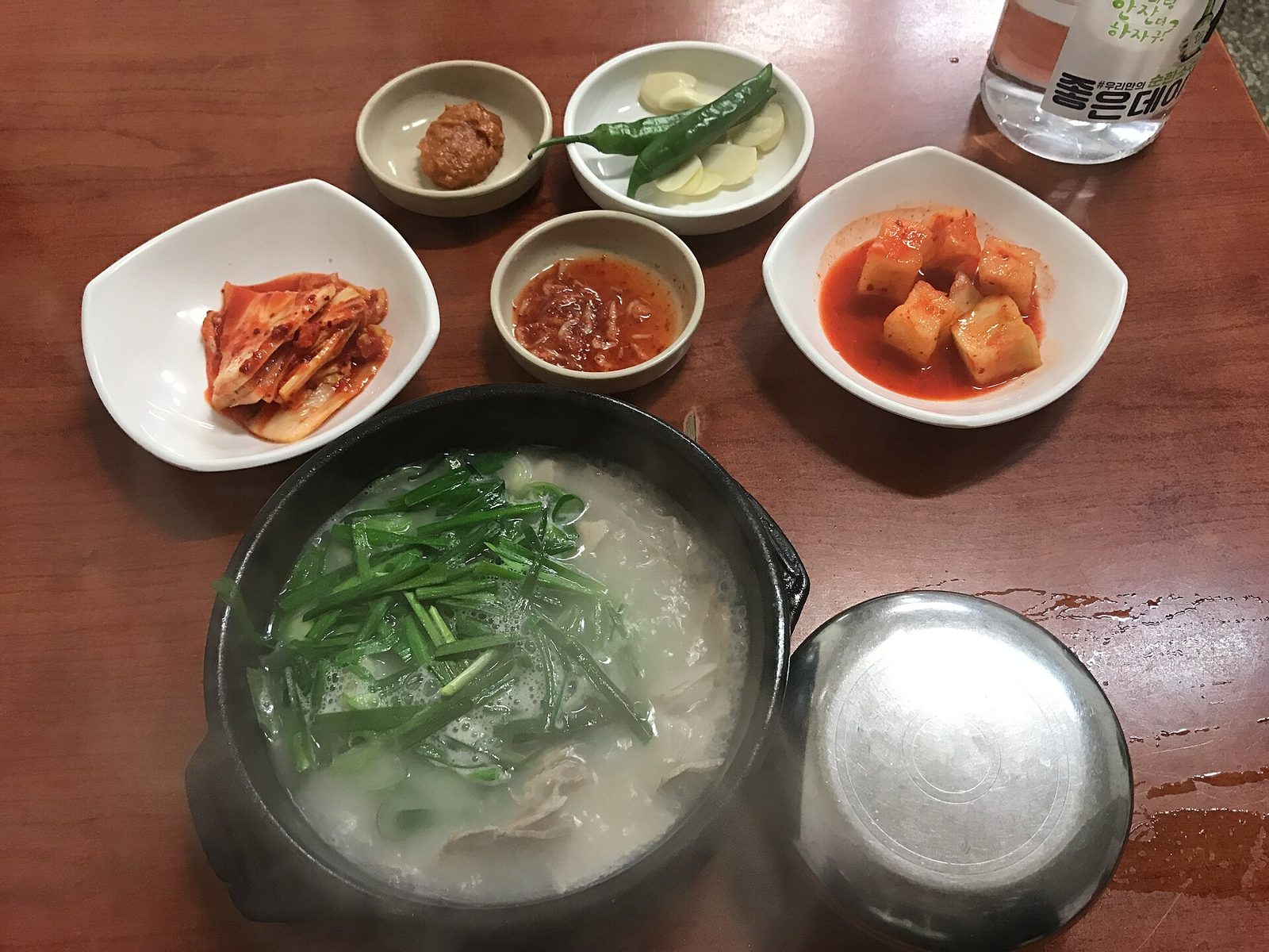 돼지국밥 — 돼지뼈를 우린 뽀얀 국물에 부추를 얹어 먹는 부산의 솔푸드
