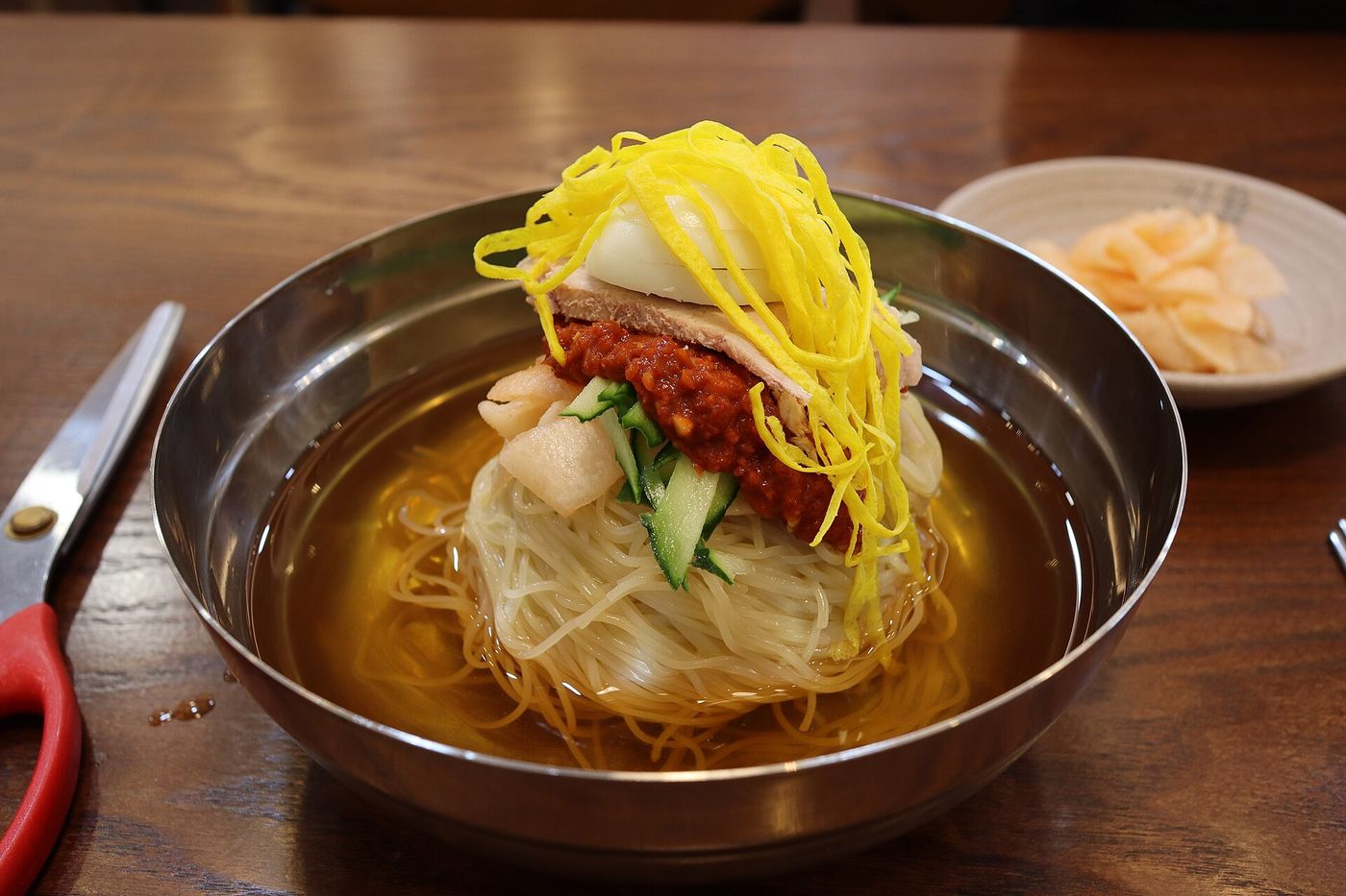 밀면 한 그릇 — 새콤한 육수에 면을 말아 여름이면 더 생각나는 부산의 면 요리