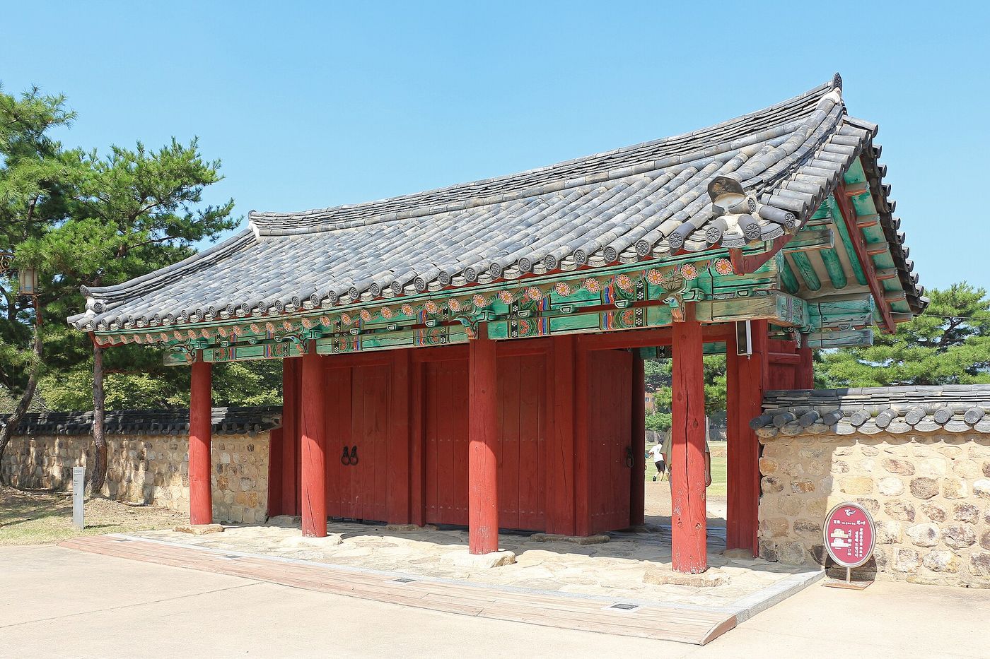 정림사지 절터로 드는 문 — 너른 빈터가 한때 큰 절이었음을 일러 준다