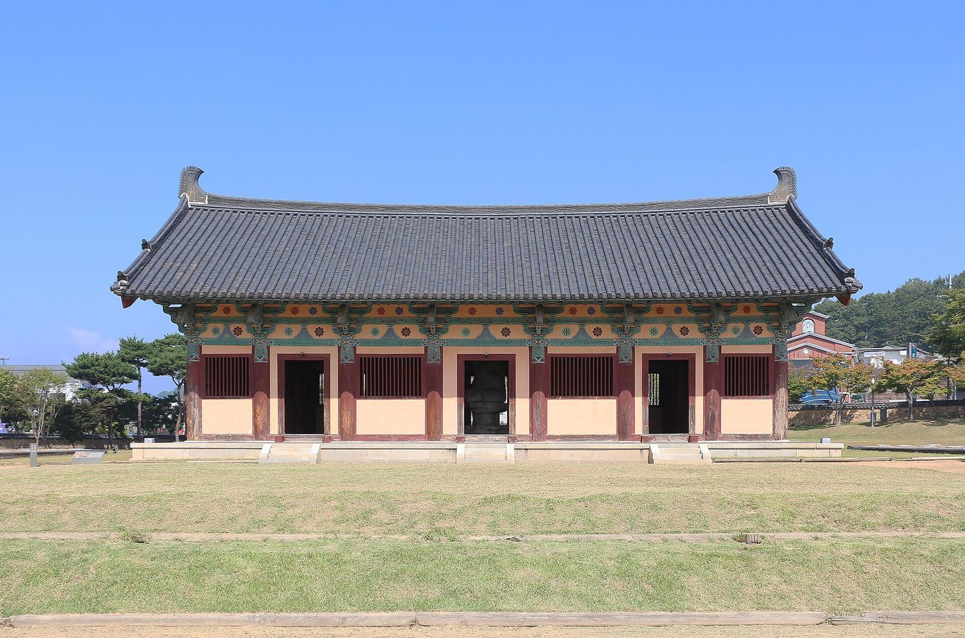 정림사지 절터에 복원된 강당 — 석탑 뒤로 옛 가람의 자취를 떠올리게 한다