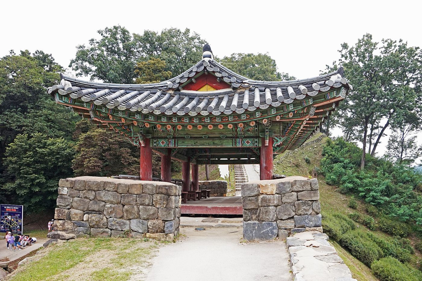 공산성 안 누각 — 금강과 성안을 함께 굽어보는 자리에 세웠다