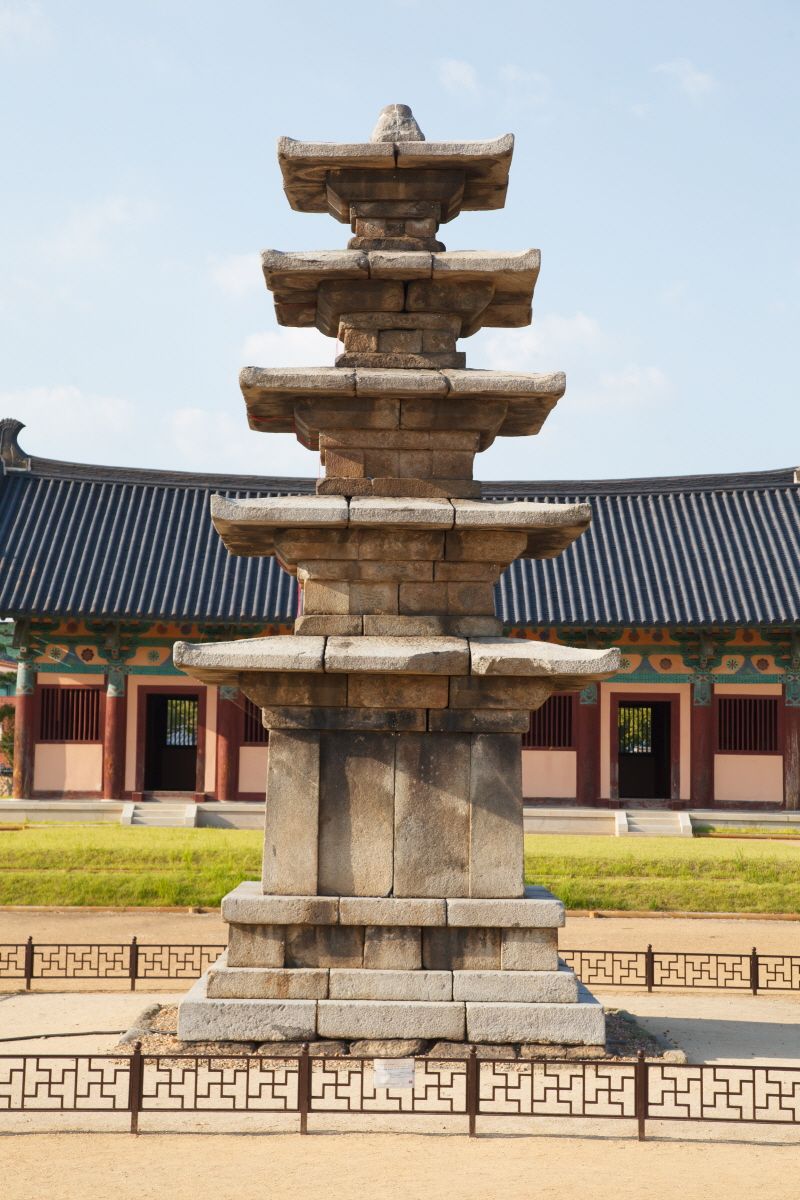 정림사지 너른 빈터에 홀로 선 백제 오층석탑 — 위로 갈수록 줄어드는 비례가 목조탑을 돌로 옮긴 백제 석탑 양식의 원형이다
