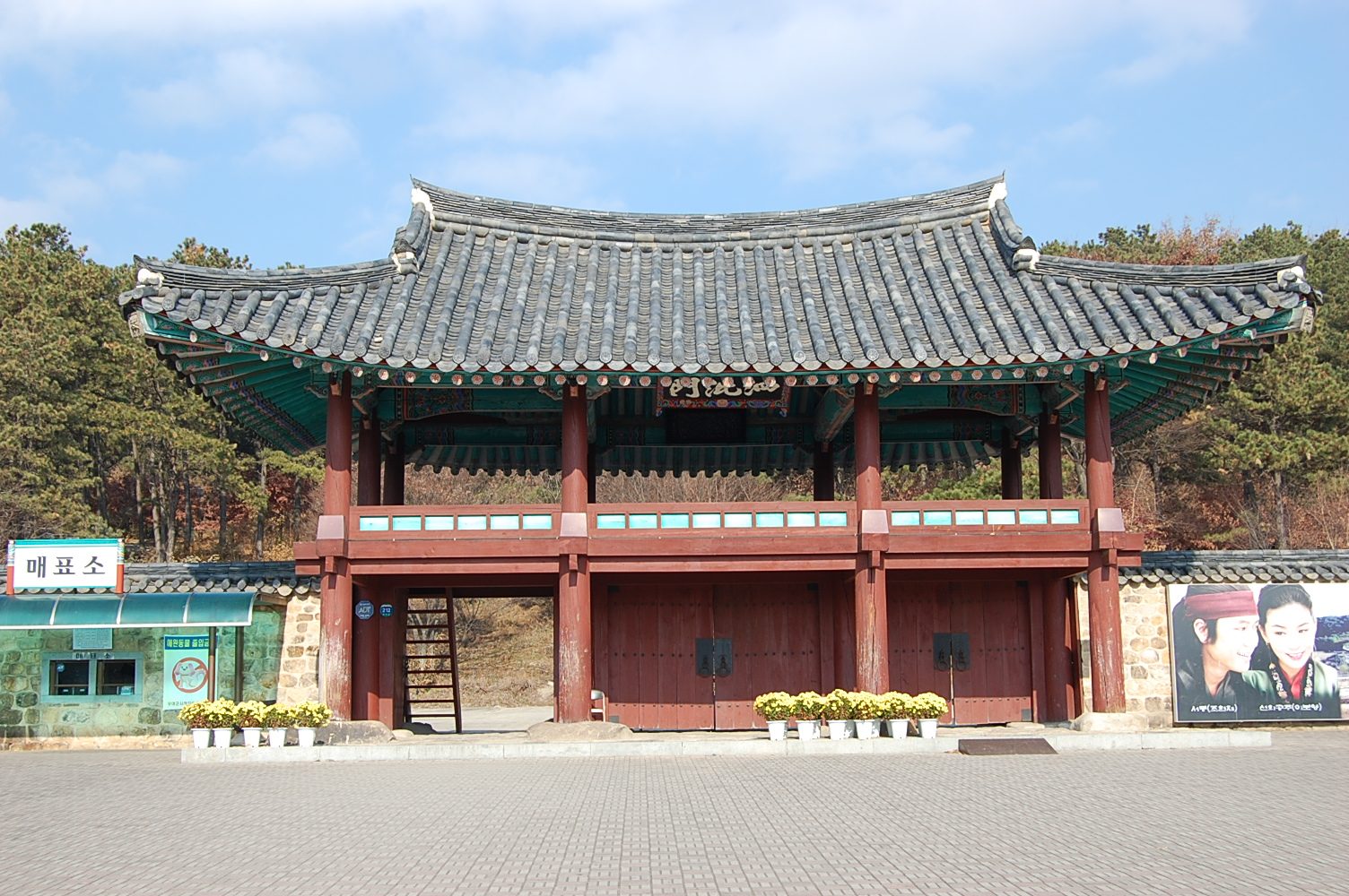 부소산성 — 부여 시내 곁의 숲을 두른 백제의 성