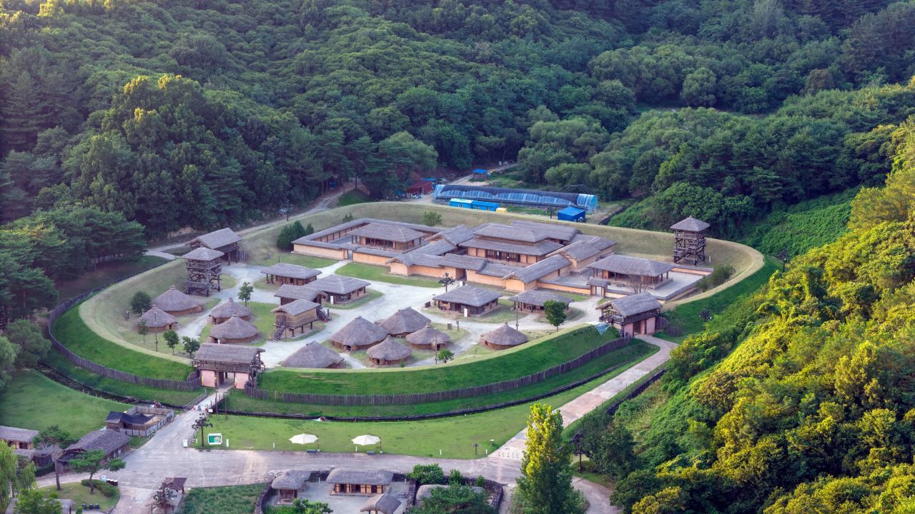 백제문화단지 생활문화마을 — 초가와 토성으로 되살린 백제인의 살림