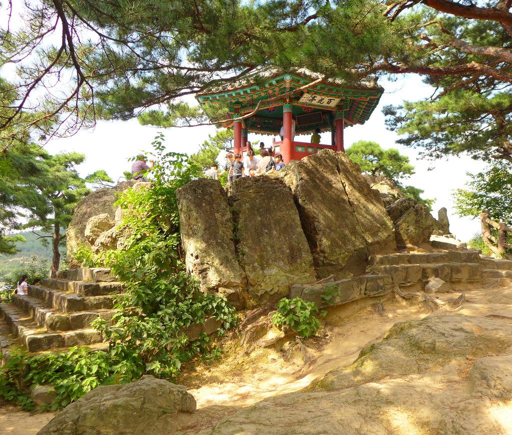낙화암 위의 백화정 — 백마강을 굽어보는 절벽 위 정자