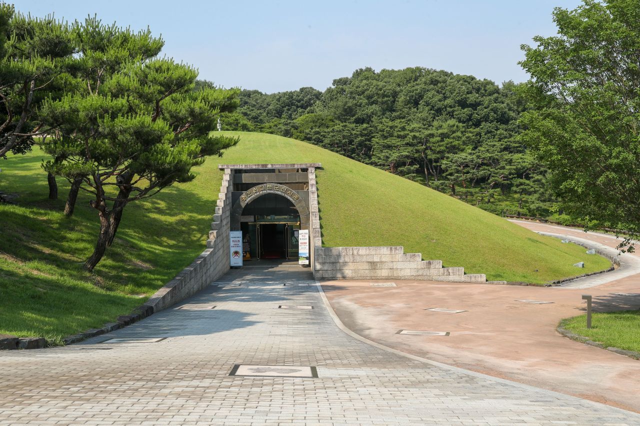 무령왕릉과 왕릉원 — 잔디를 덮은 둥근 봉분과 벽돌 아치 입구