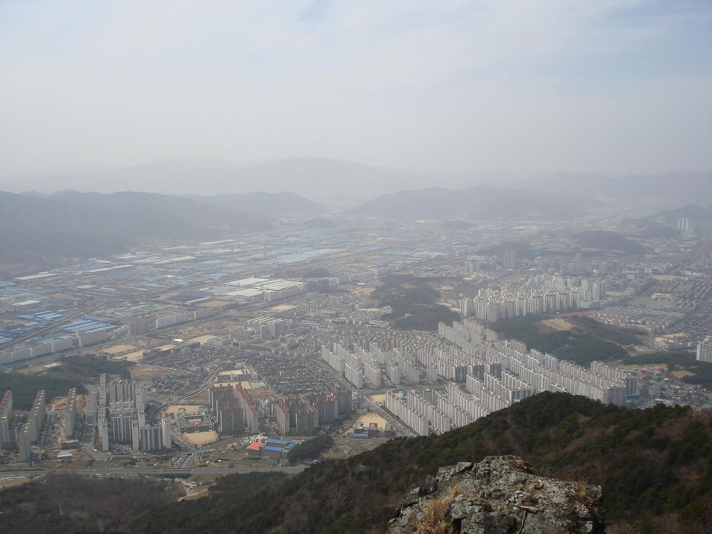 대암산 전망대에서 내려다본 창원 — 반듯하게 구획된 계획도시와 산업단지가 한눈에 들어온다