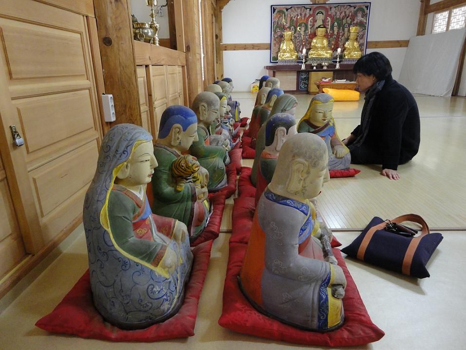 성주사 나한전 — 오색으로 채색한 나한상이 나란히 앉아, 불모산 자락 옛 절의 오랜 신앙을 지킨다