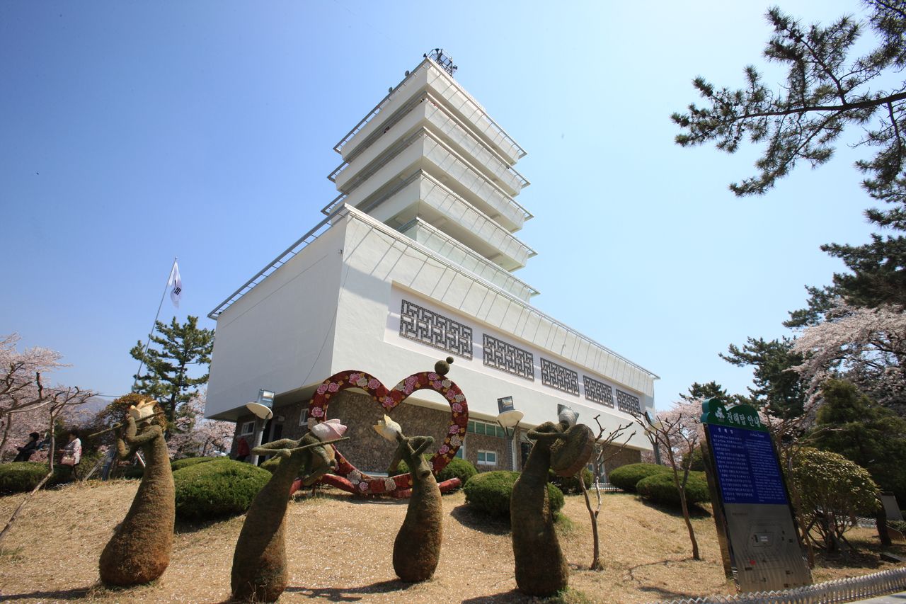 제황산공원 진해탑 — 아홉 층 탑 앞에 하트 조형물이 놓여, 진해 시가지를 한눈에 담는 전망대가 된다