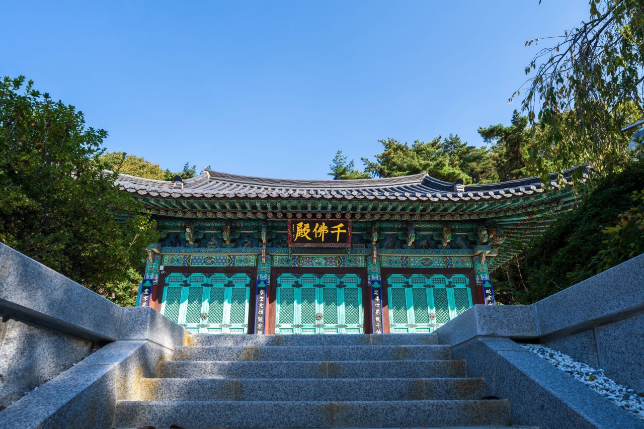 각원사 천불전 — 태조산 계단 위에 단청을 두른 전각이 화려하게 서서, 도심 가까운 곳에 산사의 정취를 낸다