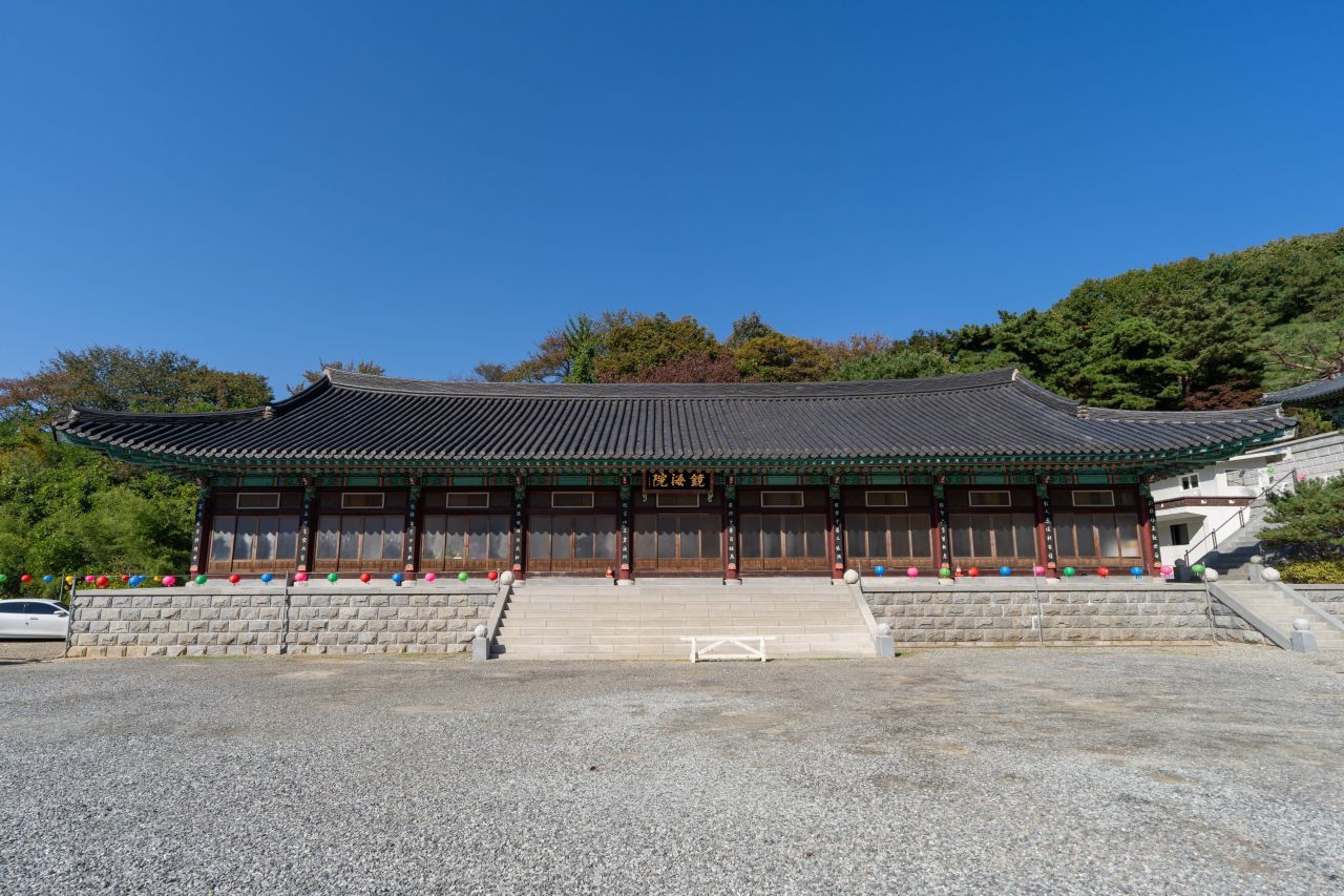 각원사 경내 — 연등을 내건 너른 법당이 산자락에 자리해, 절집의 넉넉한 규모를 보여 준다