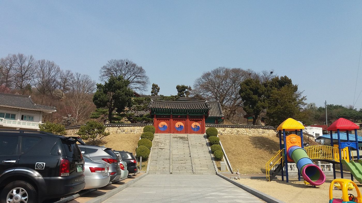 청주향교 — 원도심 언덕에 홍살문과 돌계단을 두고 옛 배움터의 격식을 지금도 지킨다
