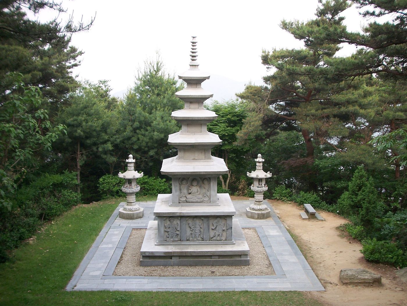 대청호 — 청남대가 안긴 이 호수는 가을이면 산자락마다 단풍을 두른 채 섬처럼 굽이친다
