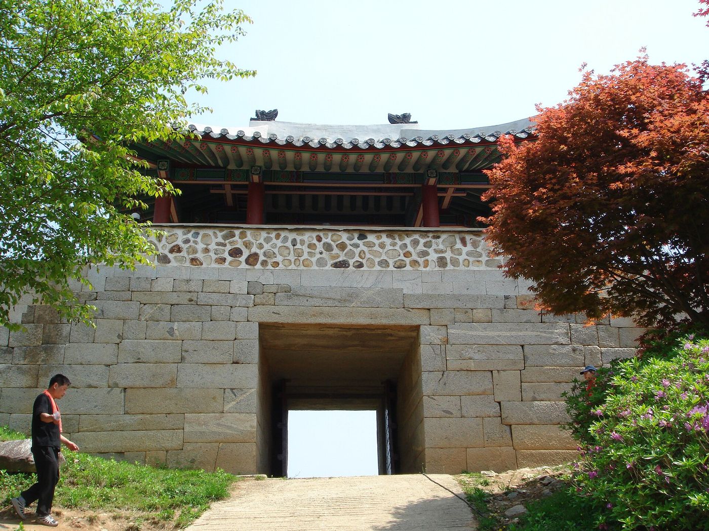 상당산성 성문 — 화강암으로 쌓은 성벽 위에 단청 누각을 올린 옛 성문으로, 봄이면 성곽 둘레로 신록과 단풍나무가 어우러진다