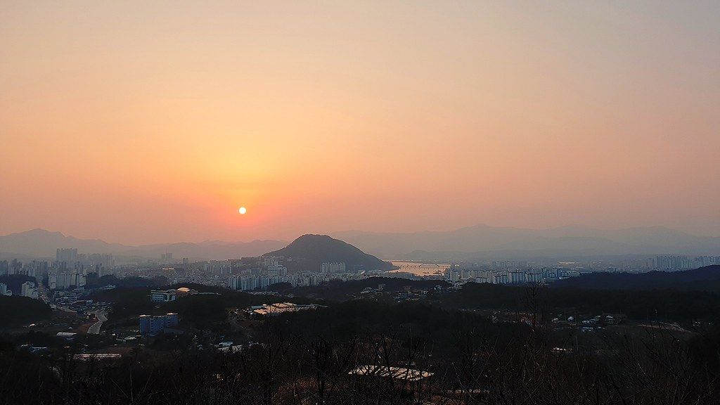 구봉산 전망대에서 내려다본 춘천 — 도심과 봉의산 너머로 해가 진다, 카페거리에서 호반 도시를 한눈에 담는다