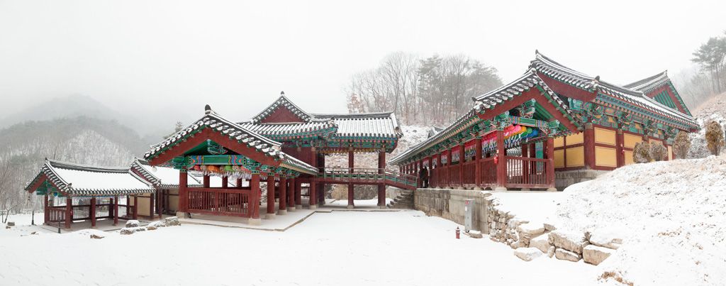 눈 내린 청평사 — 단청 누각에 흰 눈이 쌓여 겨울 산사의 고요가 깊다