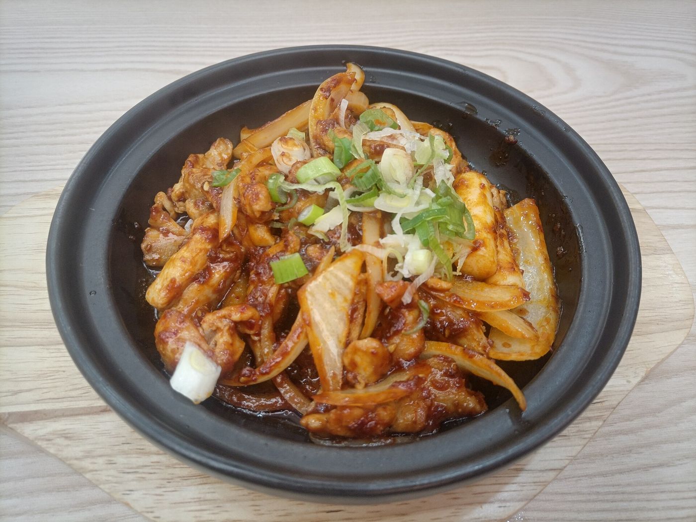 철판에 볶아 내는 춘천 닭갈비 — 매콤달콤한 양념에 닭고기와 채소·떡을 함께 볶는다