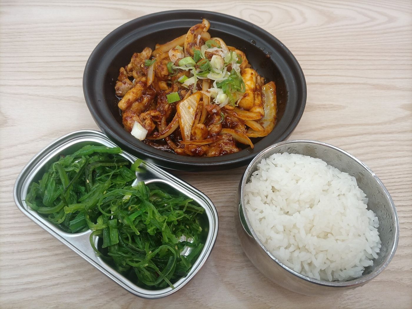 닭갈비 한 상 — 막국수·반찬과 함께 차려 내고, 남은 양념에 밥을 볶아 마무리한다