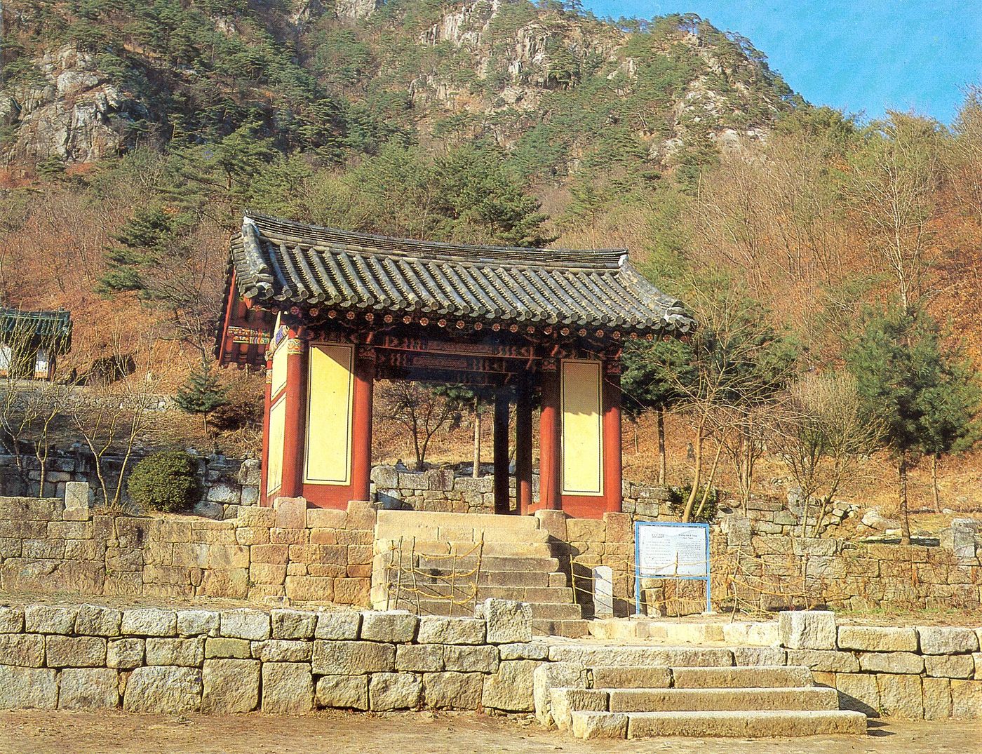 겨울 오봉산 자락에 앉은 청평사 회전문 전각