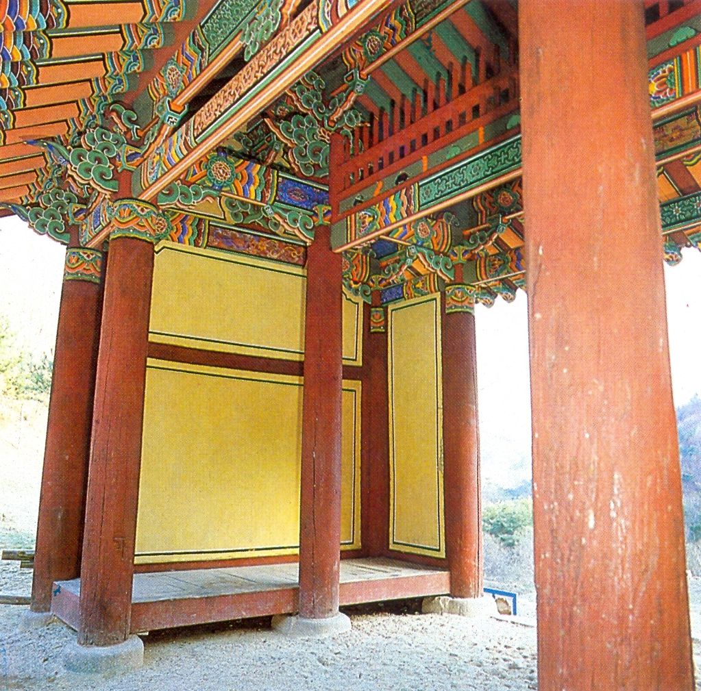세월이 밴 청평사 전각의 색색 단청 문양