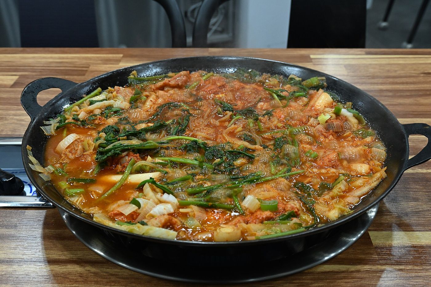 춘천 물닭갈비 — 양념한 닭과 채소를 육수에 자작하게 끓여 국물까지 떠먹는 전골식 한 냄비