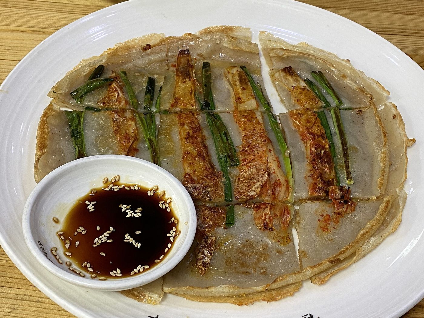 메밀전 — 메밀 반죽을 넓게 부쳐 부추를 얹어 구운 강원식 부침, 간장에 찍어 먹는다