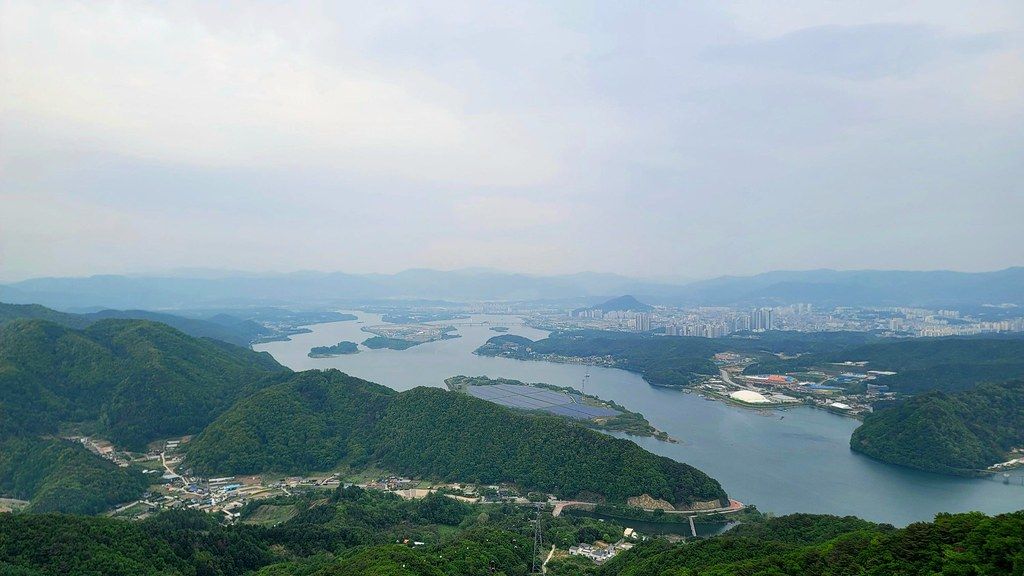높은 전망대에서 내려다본 의암호와 춘천 시내