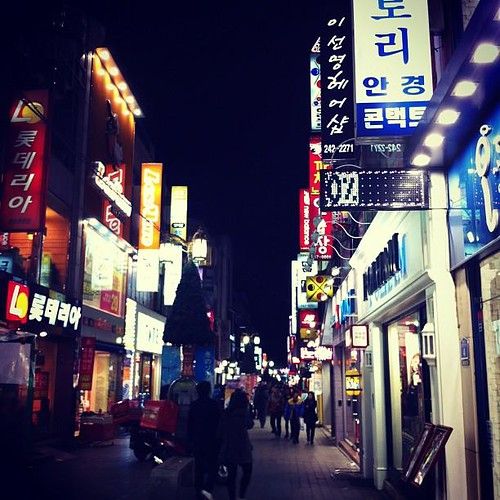 저녁의 춘천 명동 거리 — 닭갈비골목을 품은 시내 번화가에 불이 켜진다