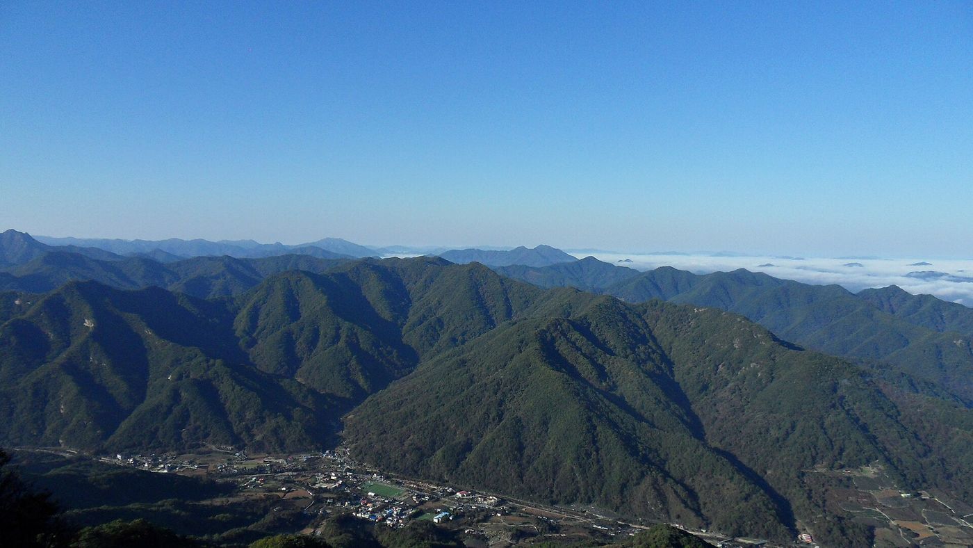 맑은 날 월악산 능선에서 바라본 첩첩 산 너머로 낮게 깔린 구름바다