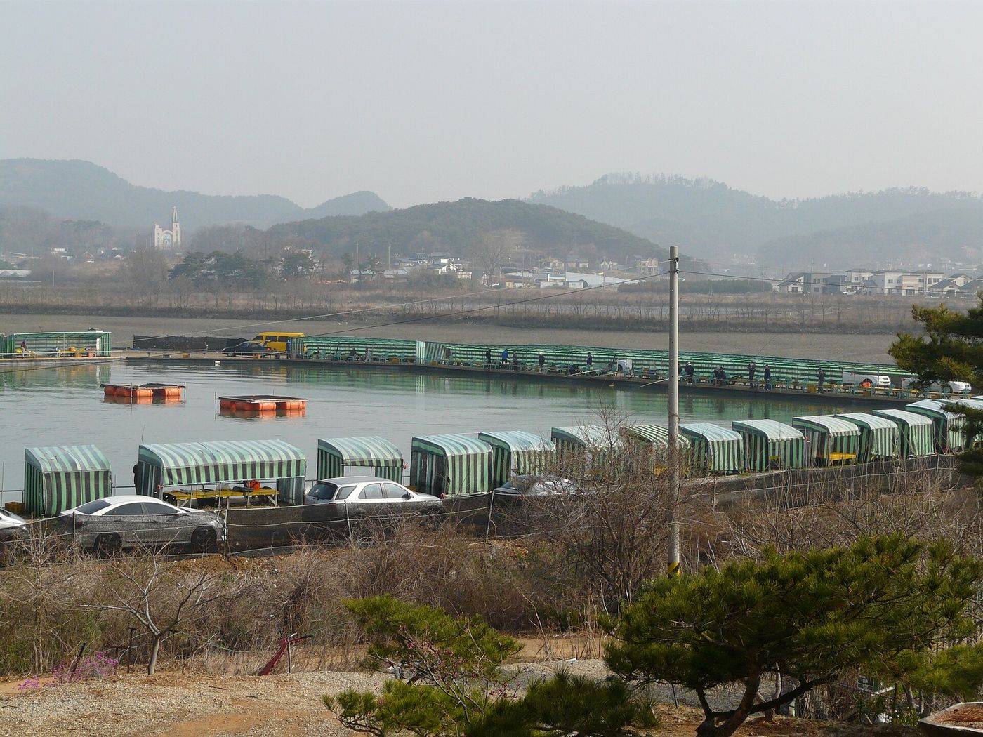 바다 위에 떠 있는 낚시 좌대 — 배로 데려다주면 그 위에서 반나절을 보낸다