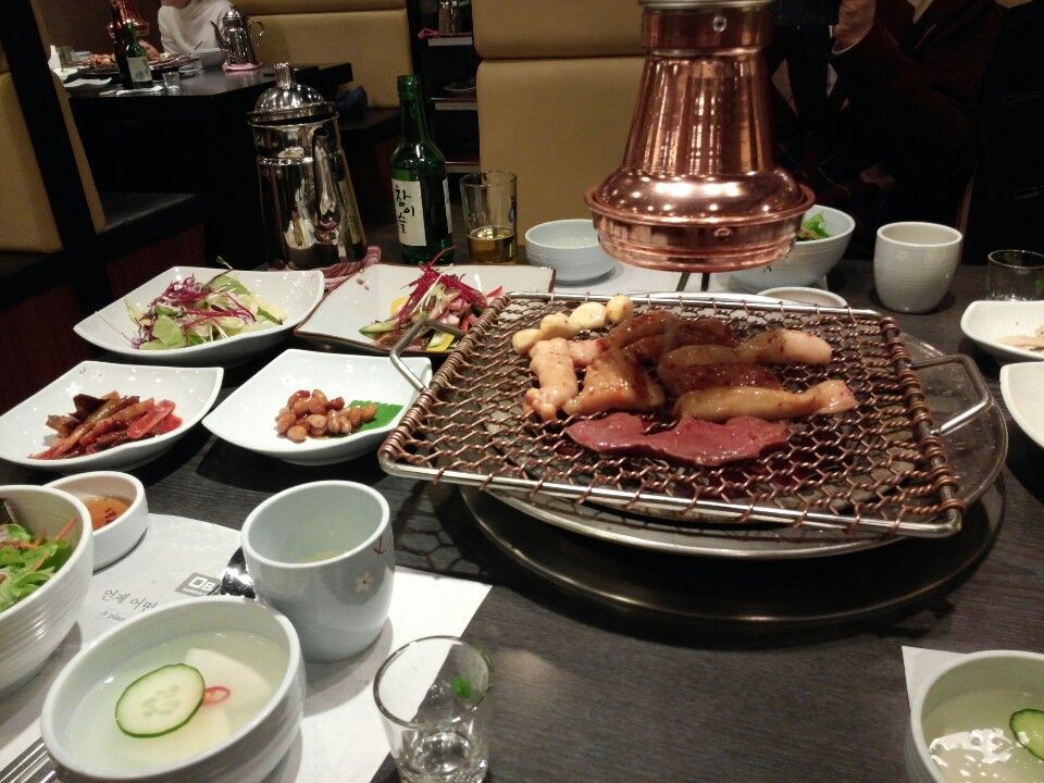 대구 막창·곱창 상차림 — 연탄 화덕을 곁에 두고 석쇠에 초벌 막창을 구워, 무채·나물 밑반찬과 함께 낸다