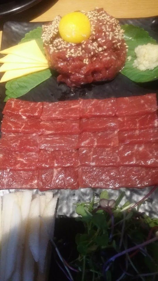 뭉티기와 생고기 — 얇게 저민 생소고기 옆에 참깨와 노른자를 얹은 육회를 함께 낸다, 고기 본연의 맛을 즐기는 대구의 별미