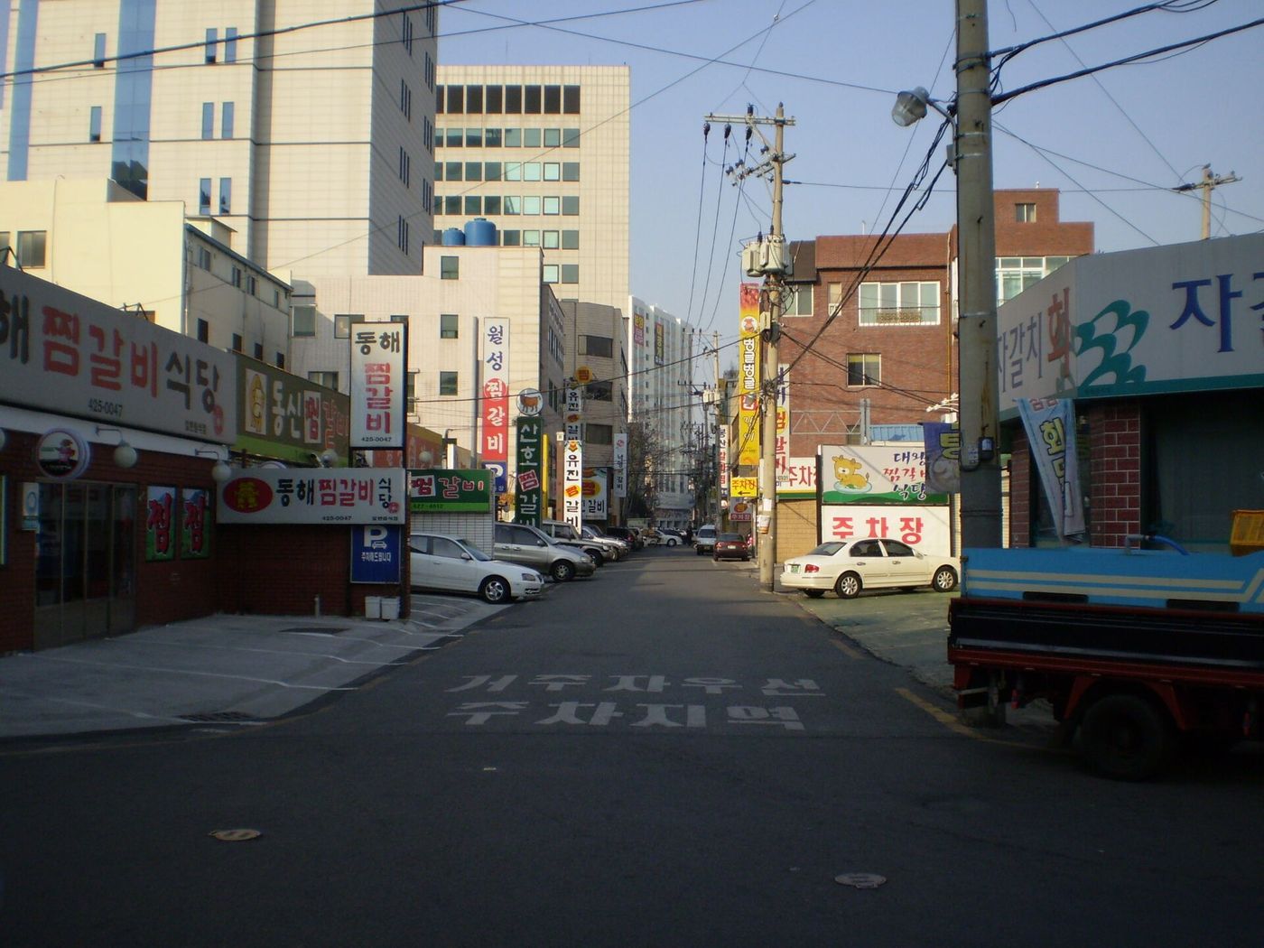 동인동 찜갈비 골목 — '찜갈비 식당' 간판이 늘어선 대구 중구의 오래된 먹자골목, 매운 양념 갈비찜으로 이름났다