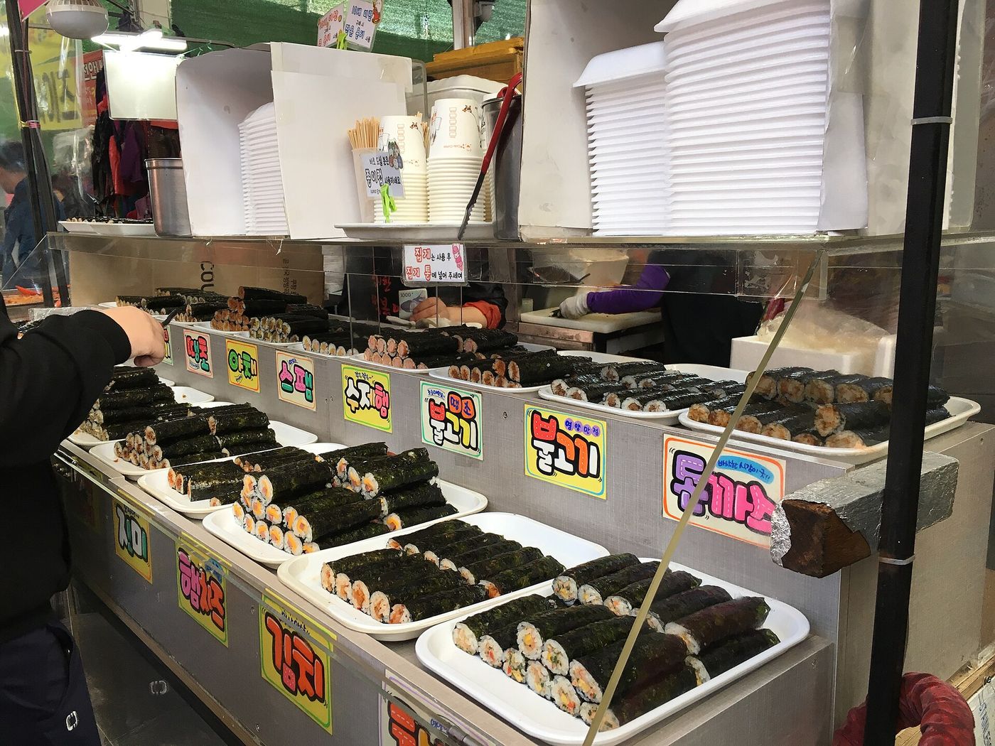 서문시장 분식 좌판 — 갖은 재료를 넣은 시장 김밥이 종류별로 쌓여, 골라 먹는 재미가 있다