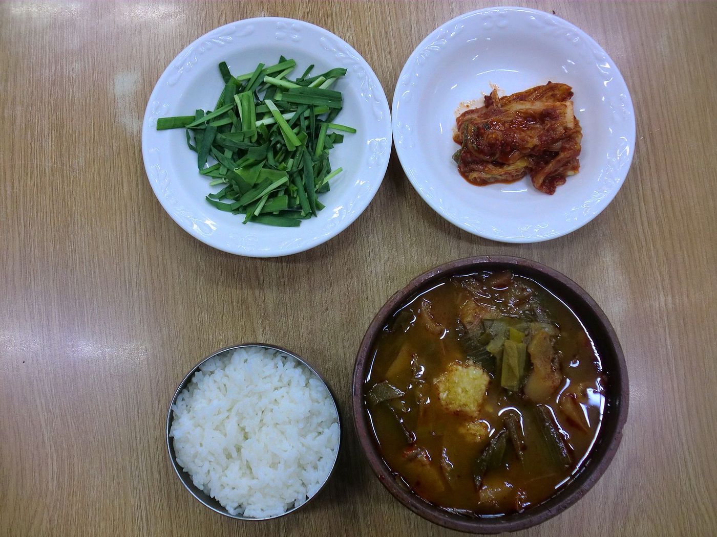 대구 따로국밥 한 상 — 얼큰한 소고기국을 뚝배기에 담고 밥은 스텐 공기에 따로 내, 부추·김치와 함께 차린다