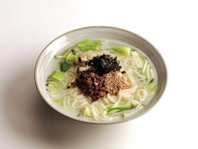 대구 누른국수 — 맑은 멸치 육수에 손칼국수 면과 애호박을 넣고 다진 고기·깨를 얹어 담백하게 낸다