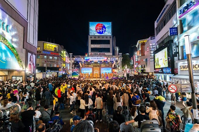동성로 거리 축제의 밤 — 너른 광장에 사람들이 가득 모여 도심의 활기가 절정에 이른다