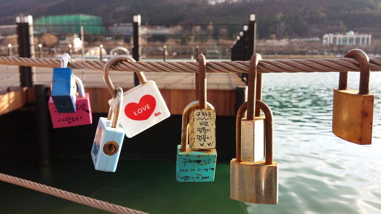 수성못 난간의 사랑의 자물쇠 — 잔잔한 호수를 배경으로 색색의 자물쇠가 걸려 있다