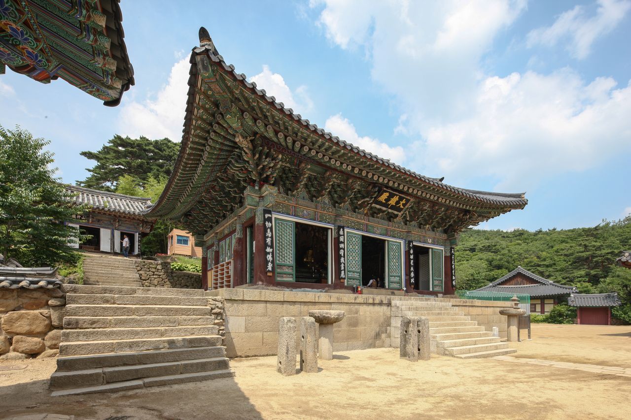 동화사 전각 — 신라 때 창건된 고찰의 단청 입힌 법당이 산자락에 들어앉았다
