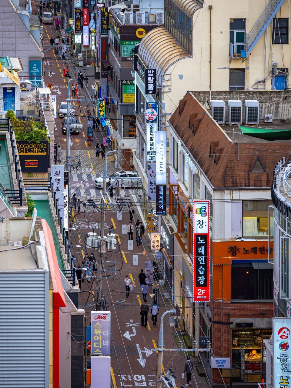 위에서 내려다본 동성로 — 골목을 채운 간판과 인파가 대구 최대 번화가의 낮을 보여 준다