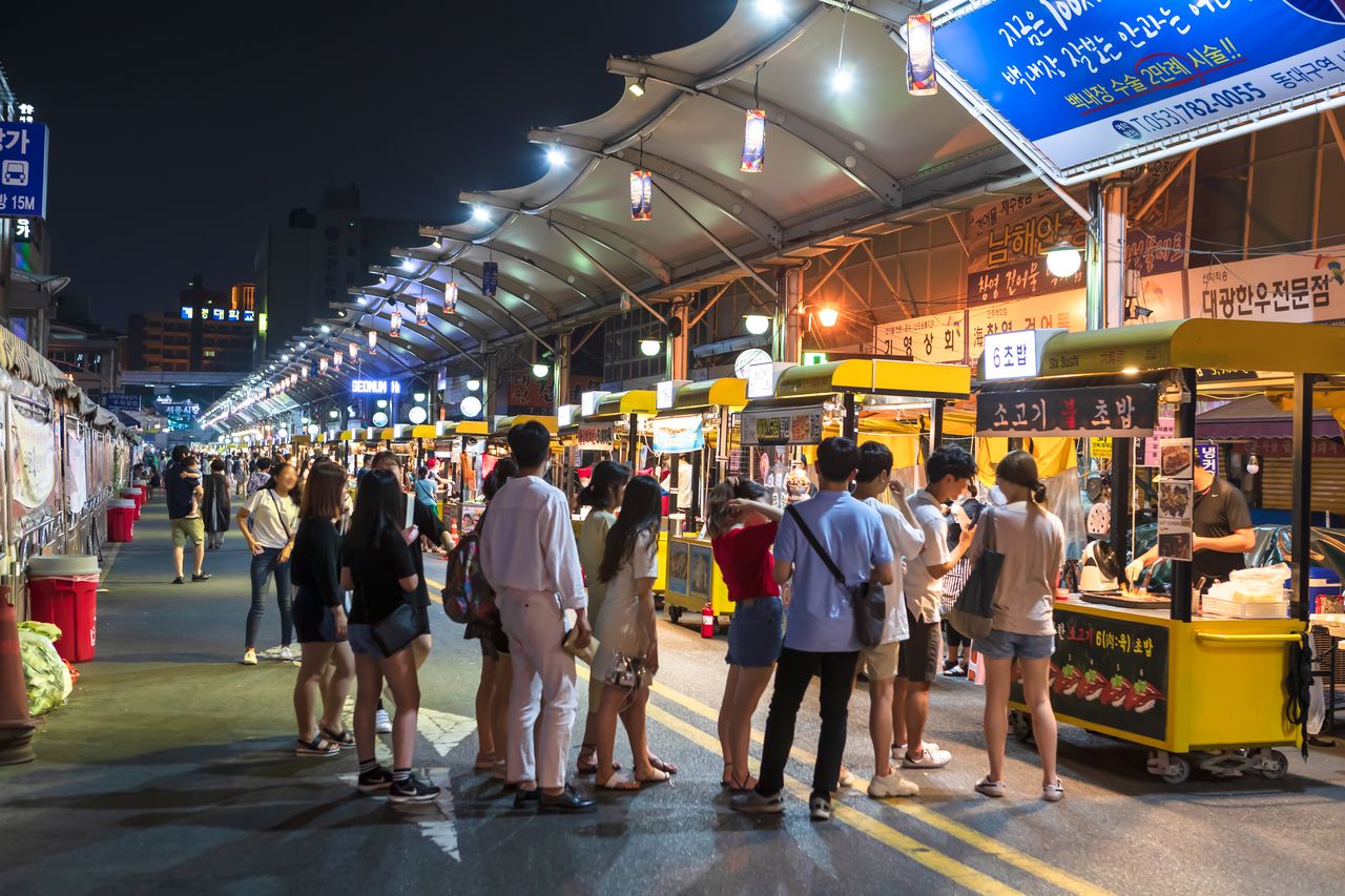 서문시장 야시장의 먹거리 노점 — 줄을 선 사람들 너머로 즉석 요리가 김을 피워 올린다